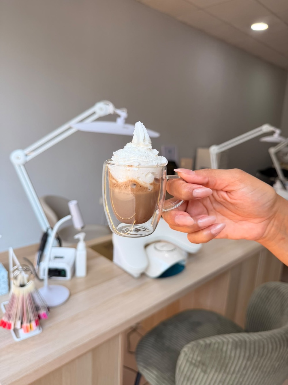 Café brasileño servido en el salón