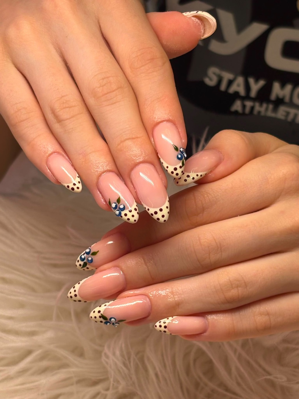 Trabajo de uñas de gel realizado en el salón