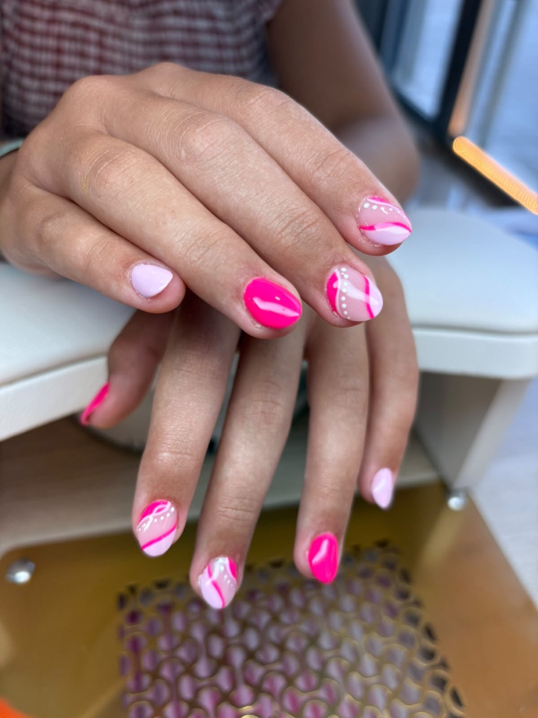 Diseño de uñas en rosa intenso y rosa claro