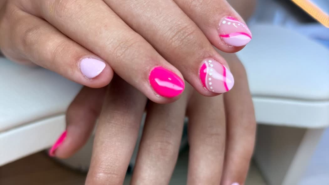 Diseño de uñas en rosa intenso y rosa claro